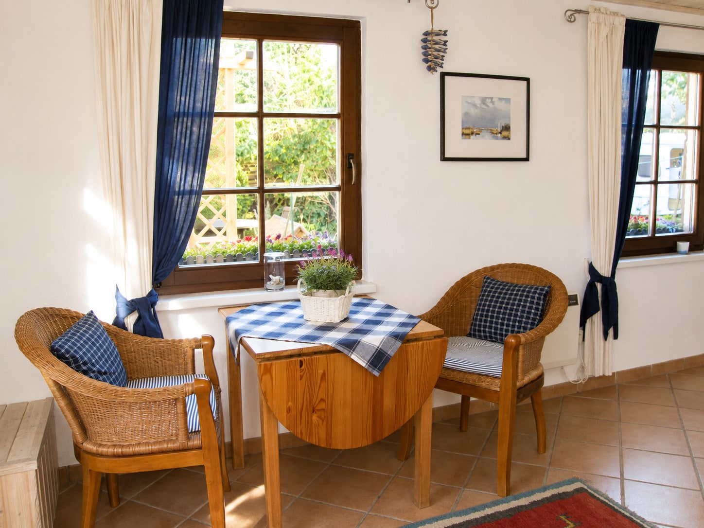 Essecke des Ferienbungalows Strandrose mit Blick in den Garten