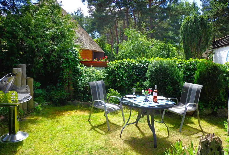 Eigener Garten des Ferienbungalows in Dierhagen mit Essgruppe