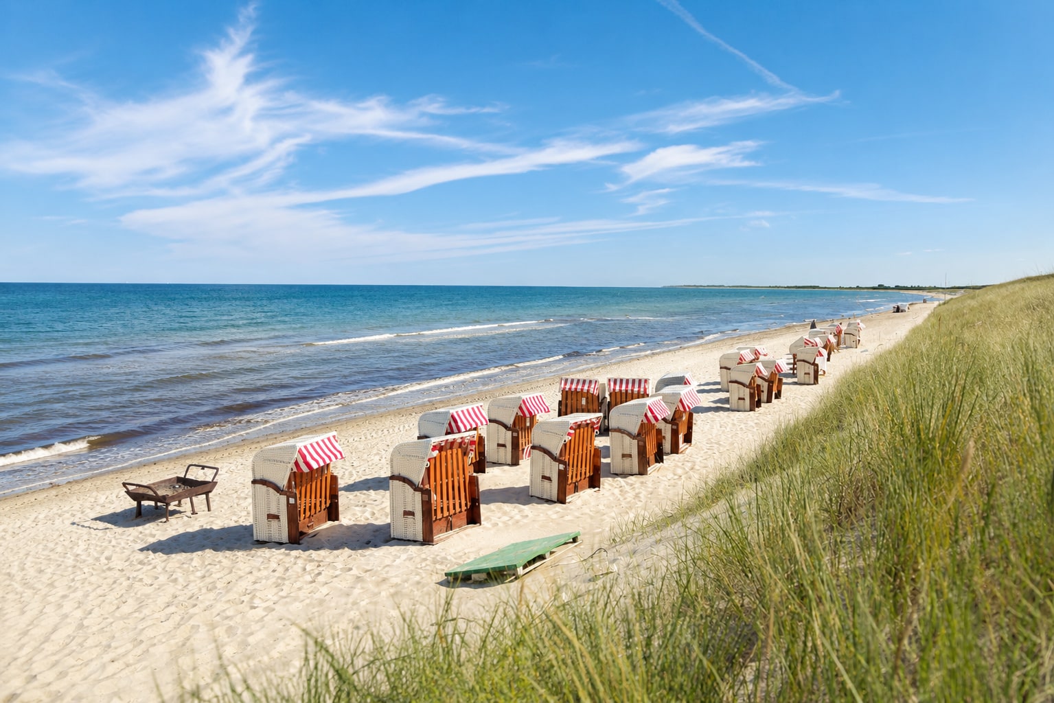 Strandkörbe am breiten Sandstrand von Dierhagen Ost mit Blick über die flache Ostsee