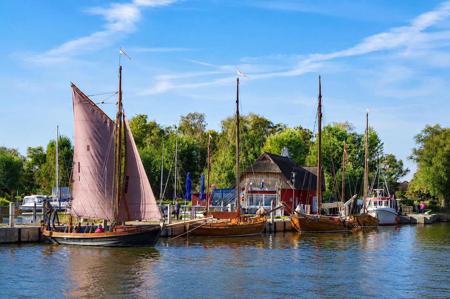 Hafen von Dierhagen Dorf am Saaler Bodden mit Zeesenbooten