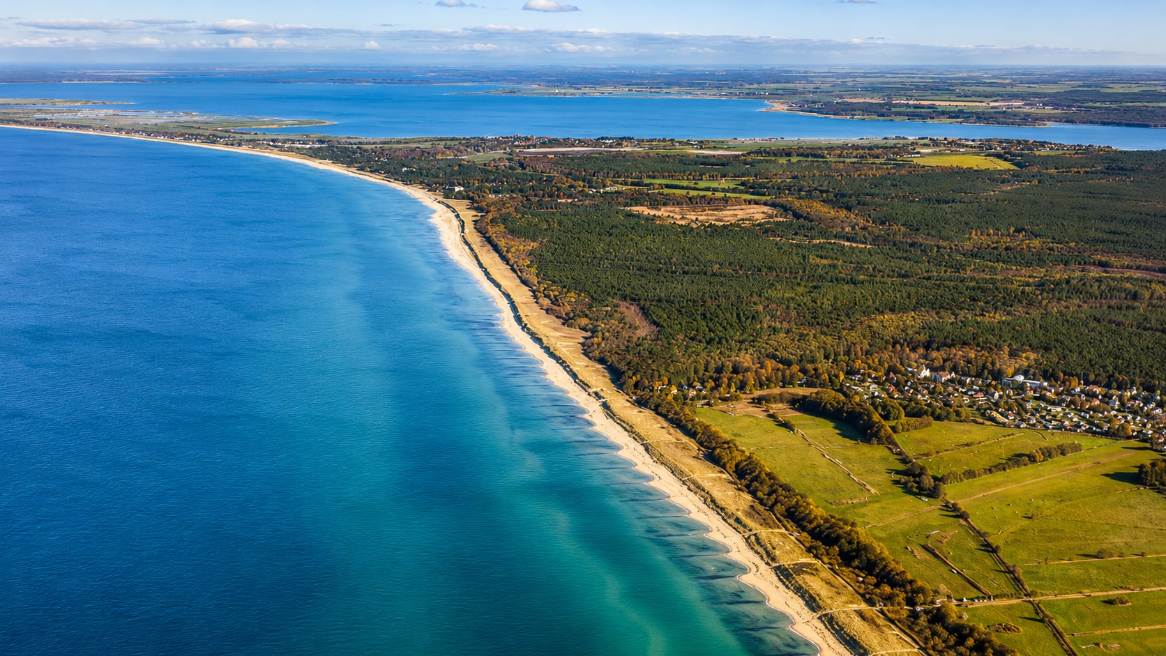 Luftbild der Küste von Fischland-Darß-Zingst mit Ostsee, Sandstrand, Küstenwald und Bodden