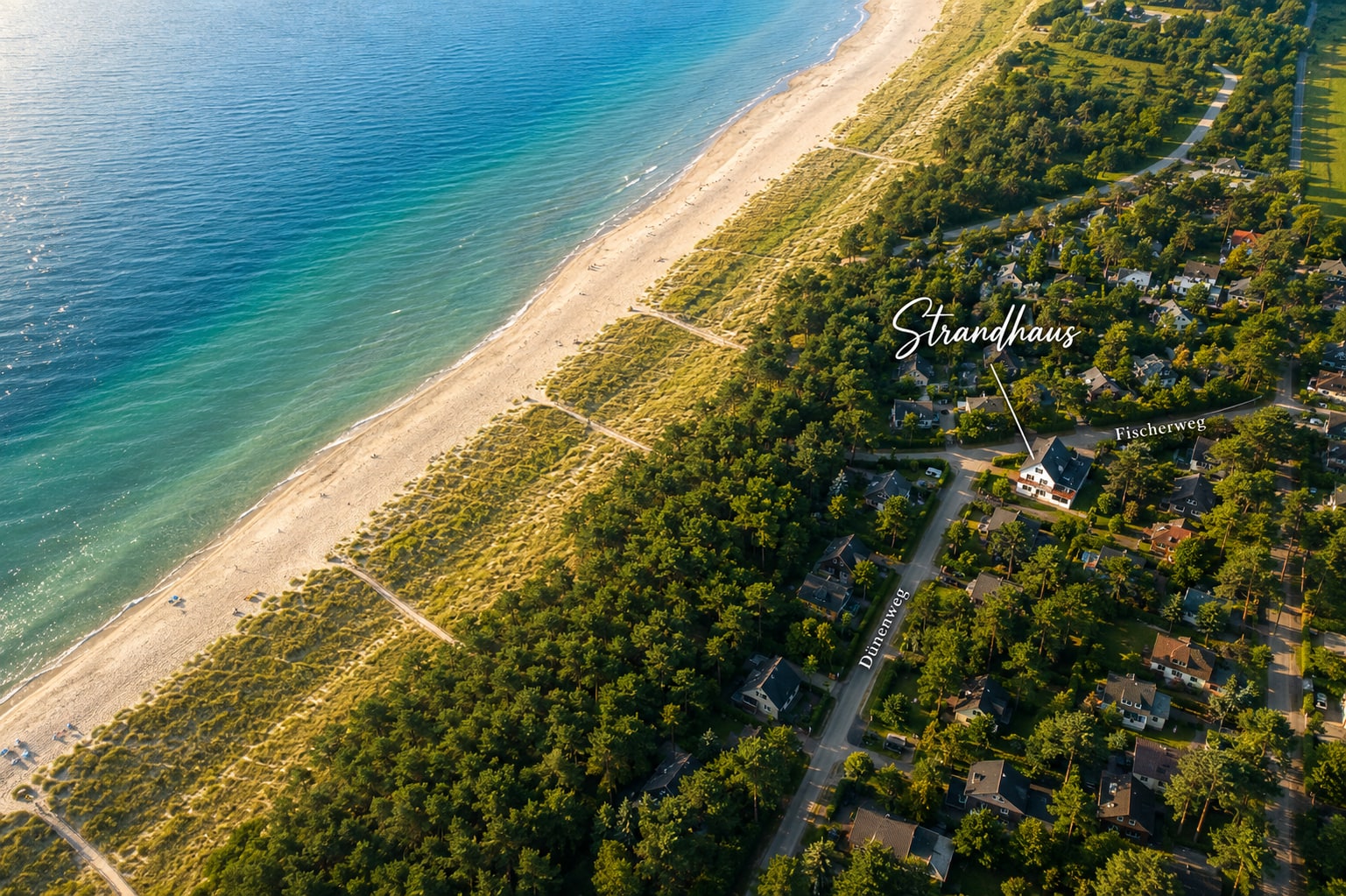 Luftbild von Dierhagen Strand: Ostsee, breiter Sandstrand, Dünen und Kiefernwald, dahinter das markierte Haus am Dünenweg