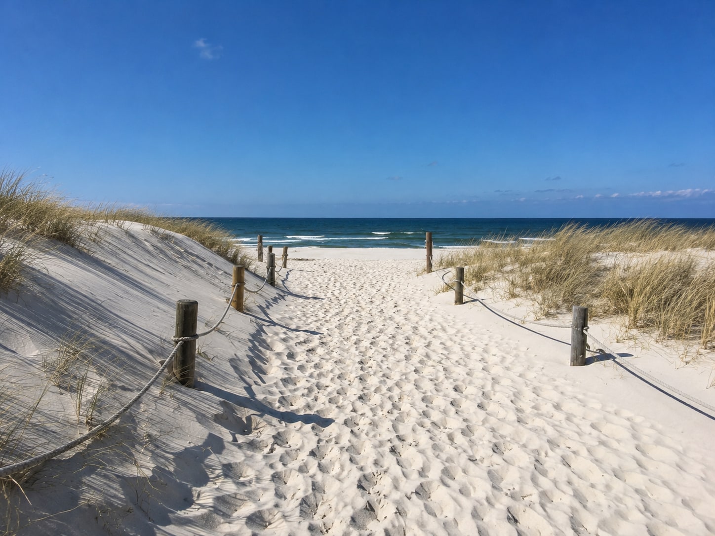 Sandweg zwischen Dünen zum Strandaufgang 24 in Neuhaus mit Blick auf die Ostsee