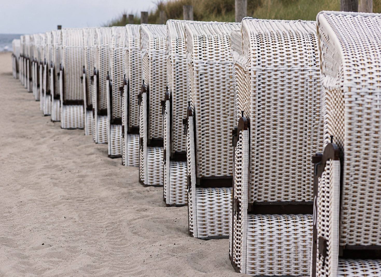 Reihe von Strandkörben am Hauptstrand von Dierhagen