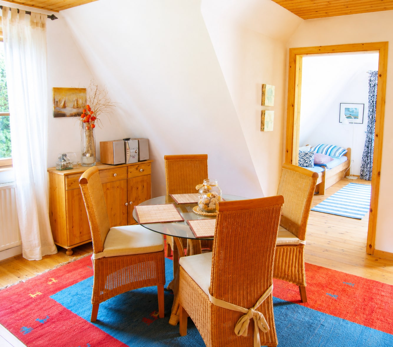 Essplatz der Ferienwohnung Strandperle mit Blick in den Schlafbereich